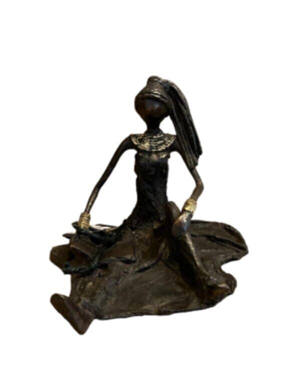 SCULPTURE  BRONZE FEMME ASSISE -  25 CM -