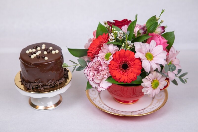 BOUQUET OF FLOWERS WITH INDIVIDUAL DESSERT BOUQUET OF FLOWERS WITH INDIVIDUAL DESSERT