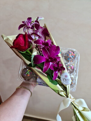 Cup Cakes + flowers
