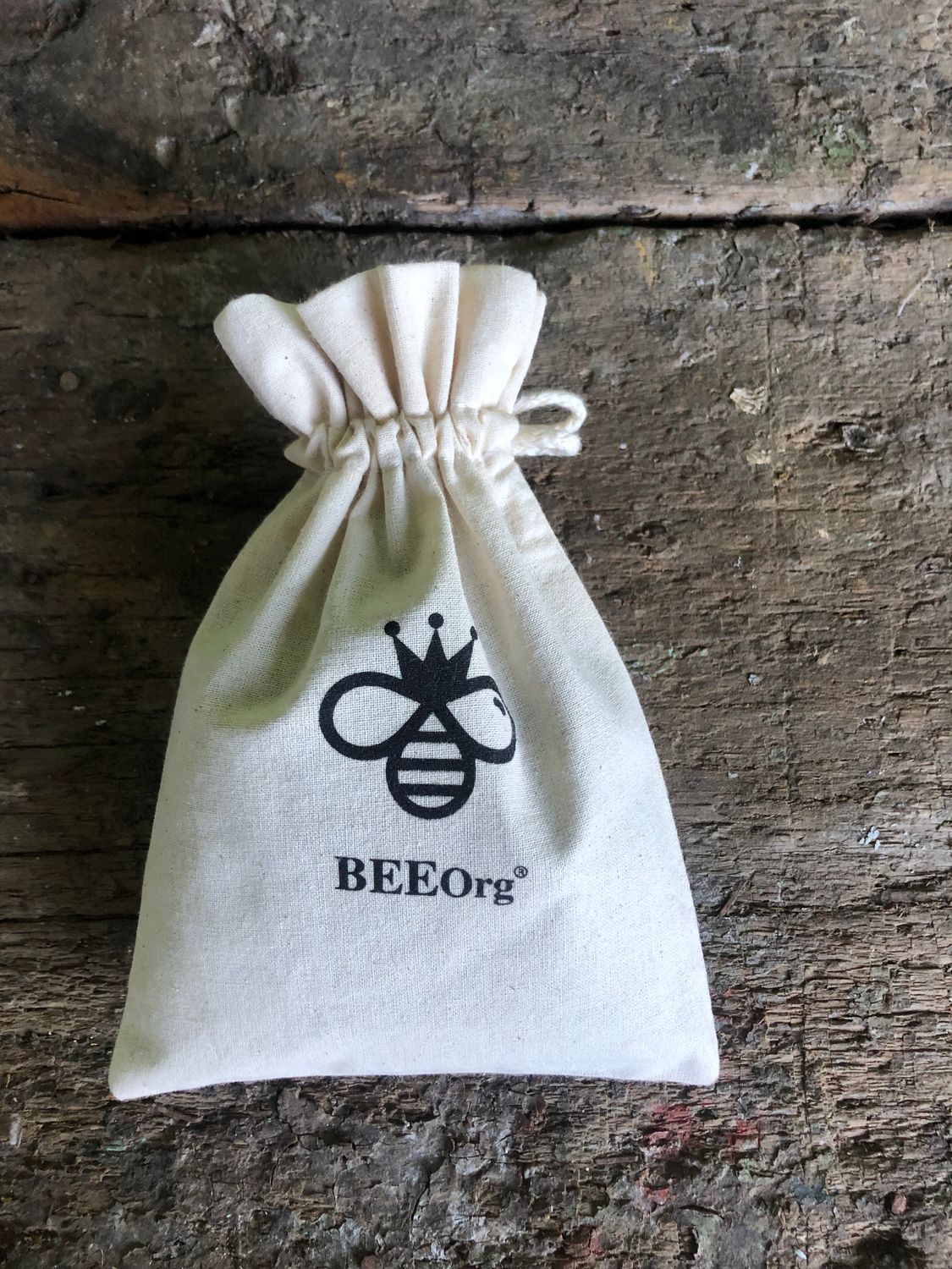 Saquito de crea con flores de lavanda