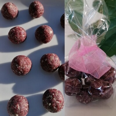 Bissap Energy Balls
10 pièces
Poudre de bissap, amandes, flocons d&#39;avoine, figues