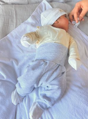 SET Cappellino + guantini + scarpine "PRIMARY"