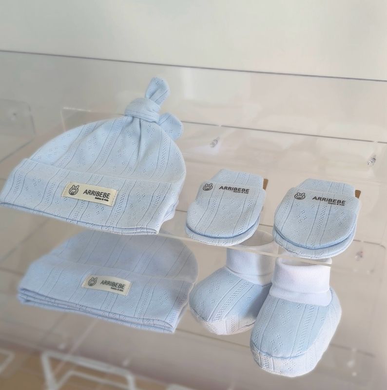 SET Cappellino + guantini + scarpine "SKY BABY"