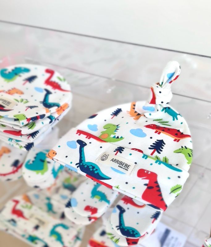 SET Cappellino + guantini + scarpine "DINOS"