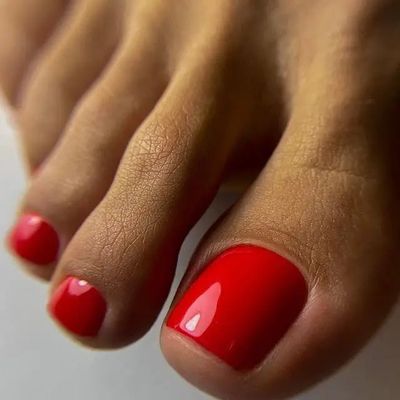 PEDICURE COMPLETO CON SMALTO SEMIPERMANENTE