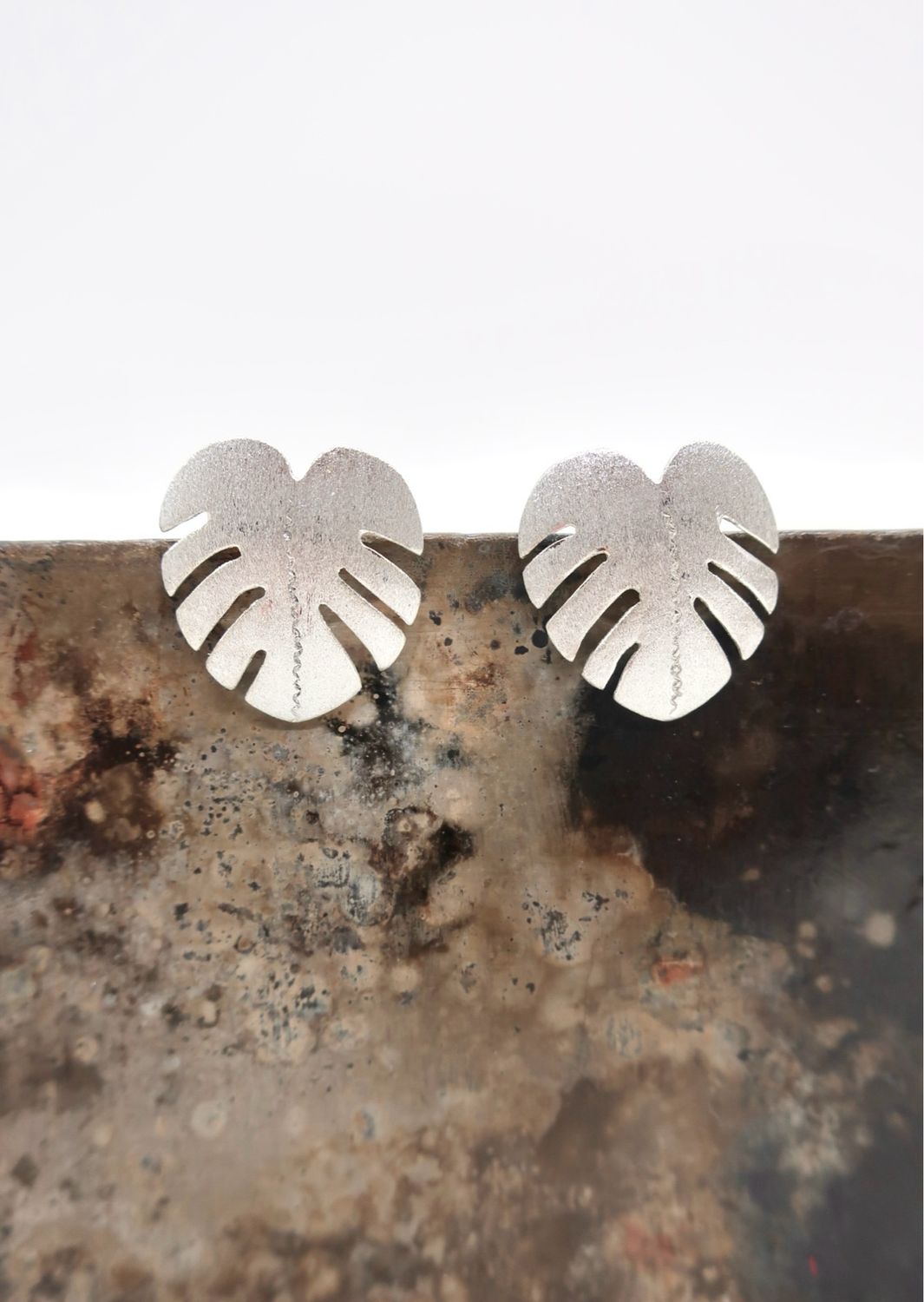Monstera studs