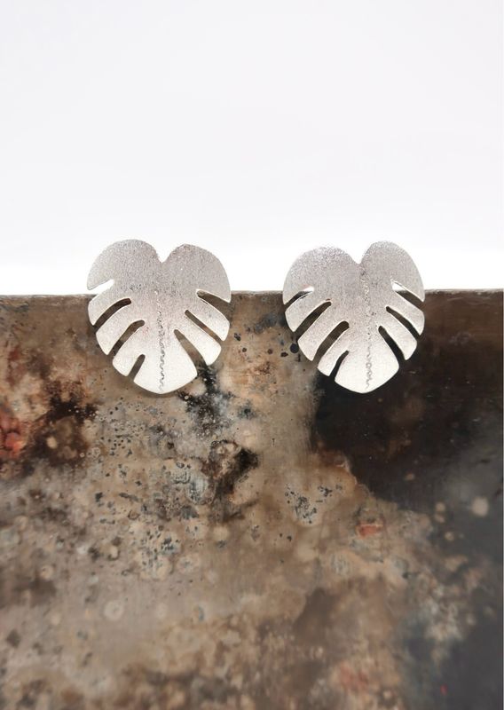 Monstera studs
