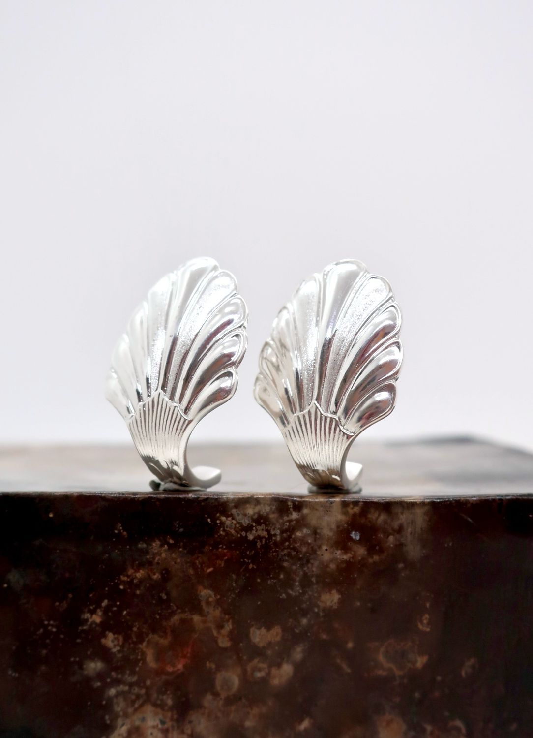 Store studs