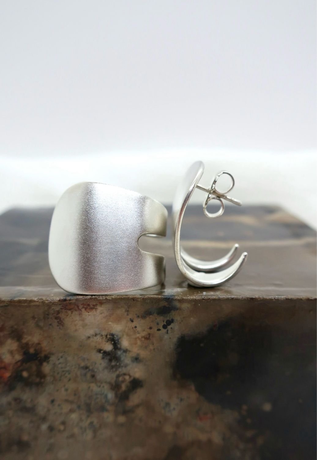 Store studs