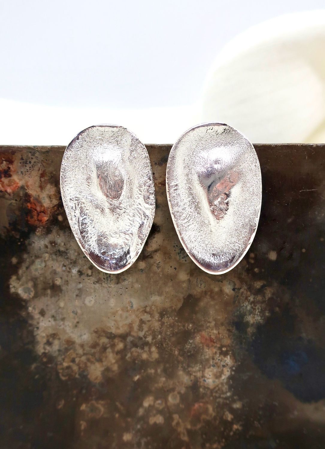 Store studs