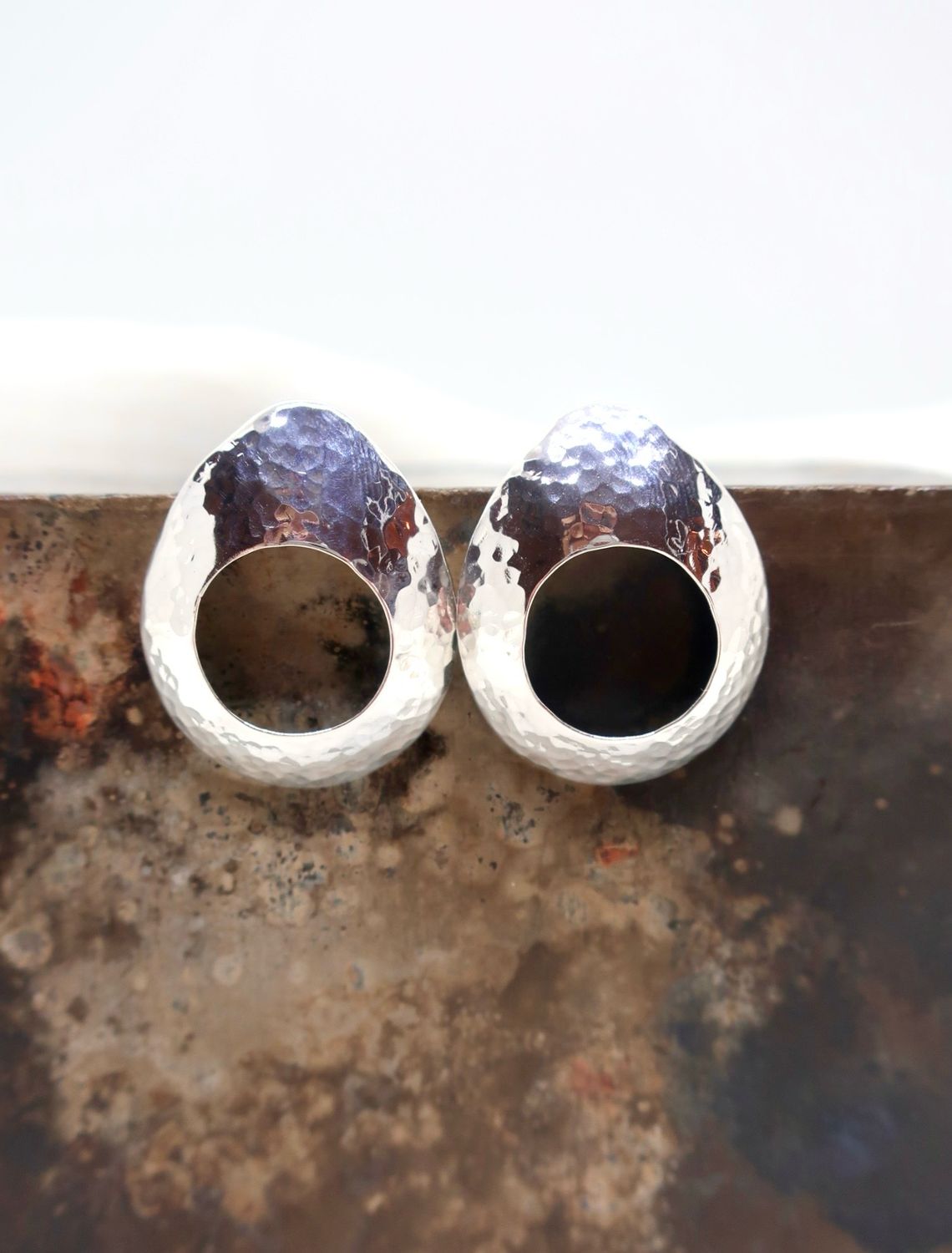 Store studs