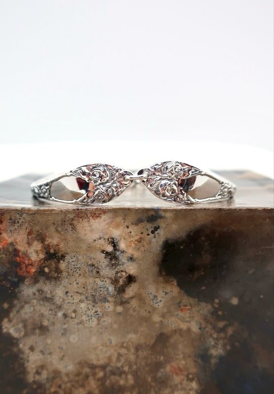 Opphøiet rose armbånd