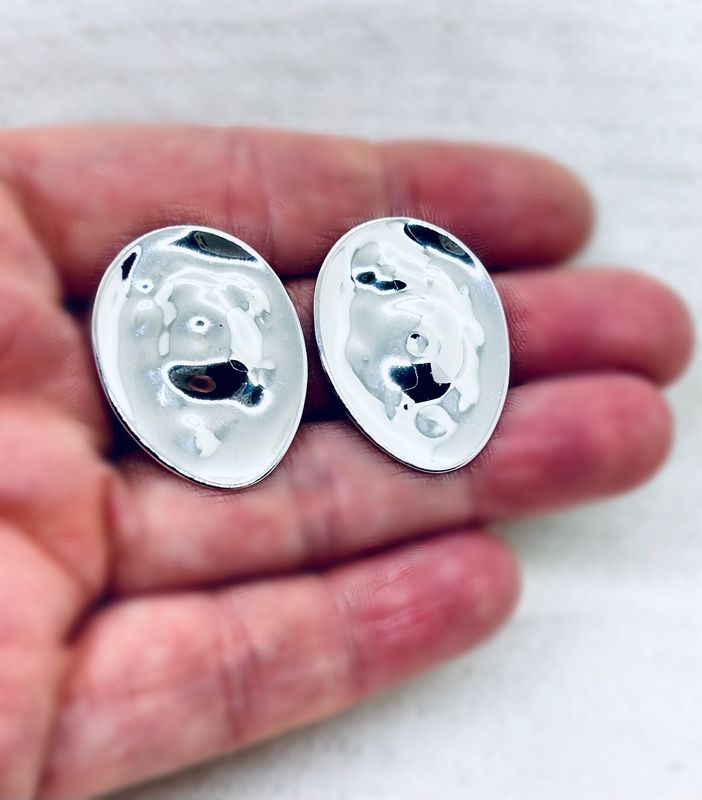 Store studs