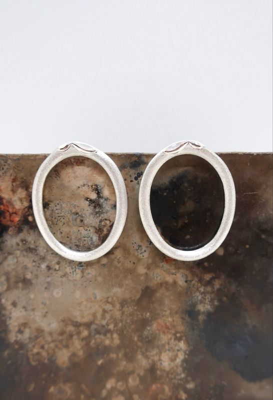 Store studs