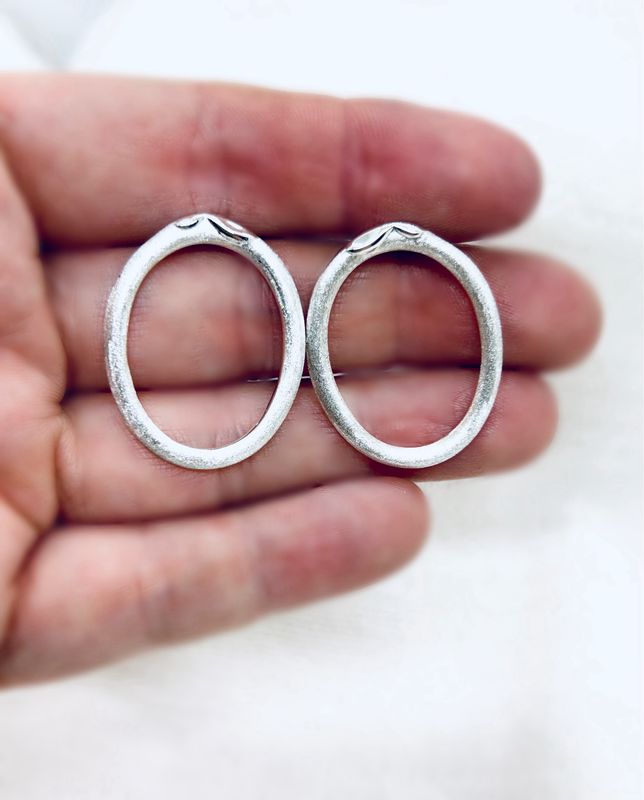 Store studs