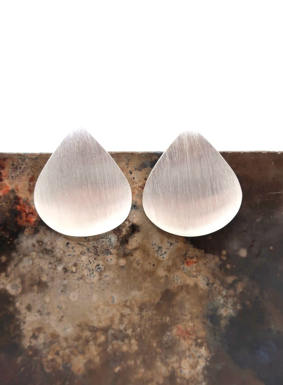 Store studs