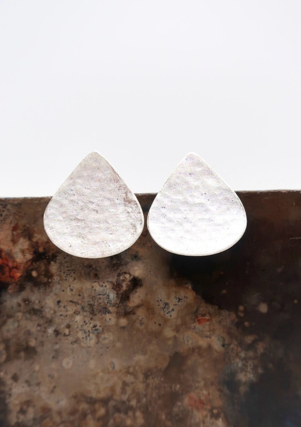 Store studs