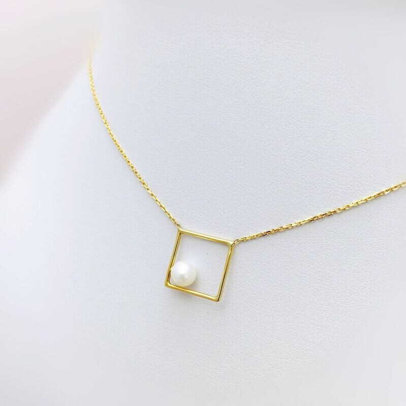 Collier or jaune perle dans un carré