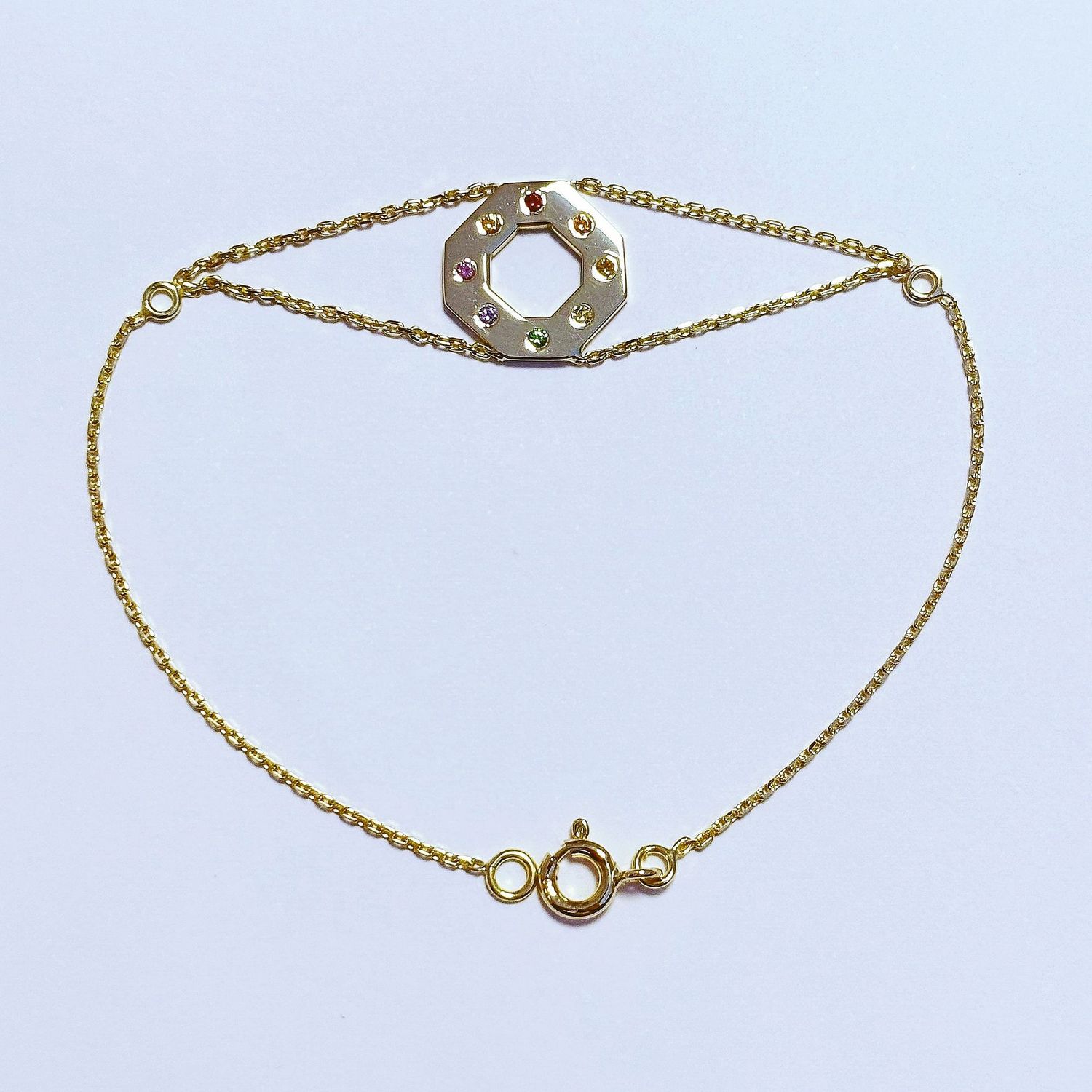 Bracelet or jaune et pierres de couleurs