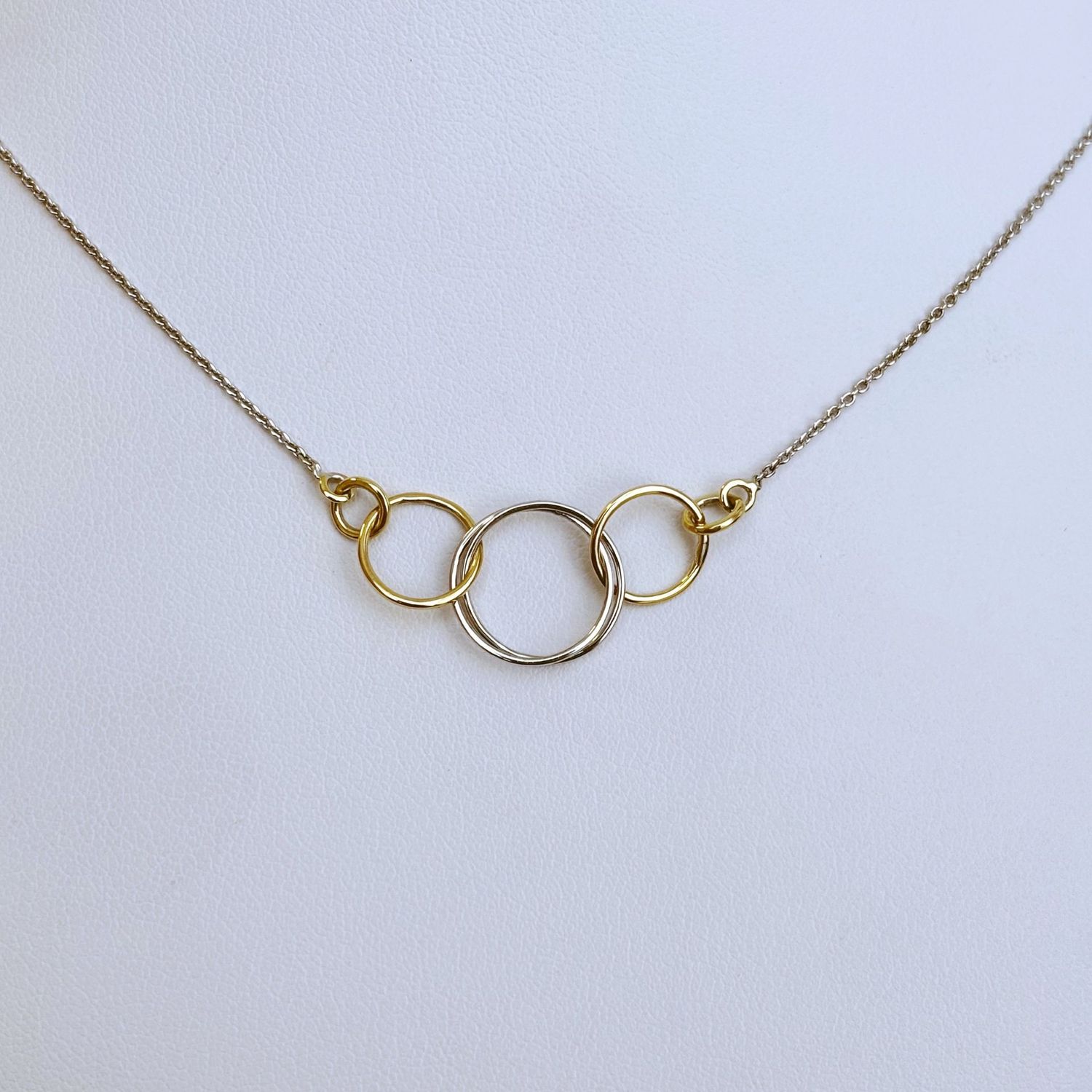 Collier or bicolore six anneaux entrelacés Collier or bicolore six anneaux entrelacés