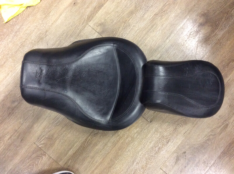 USED: Mustang One piece vintage style seat for Dyna glide and Dyna wide glide 04 and up
