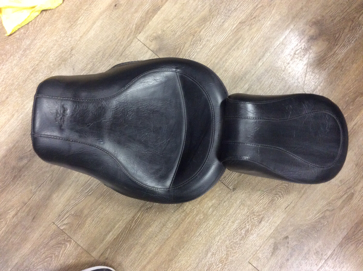 USED: Mustang One piece vintage style seat for Dyna glide and Dyna wide glide 04 and up USED: Mustang One piece vintage style seat for Dyna glide and Dyna wide glide 04 and up