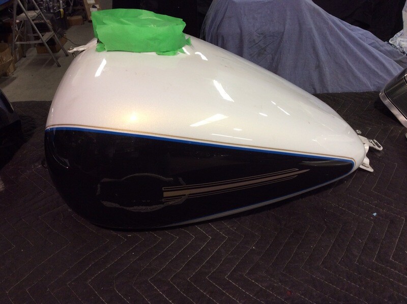 08 HARLEY FL ULTRA CLASSIC FUEL TANK - 61356-08 BLACK PEARL & WHITE GOLD PEARL W/ BLUE & GOLD STRIPE
