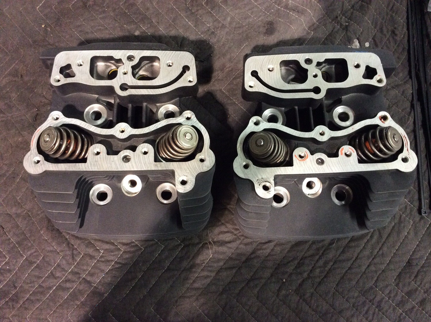 Harley Touring Dyna Softail Twin cam Engine Cylinder Heads 96ci Black 17090-06 17096-06 Harley Touring Dyna Softail Twin cam Engine Cylinder Heads 96ci Black 17090-06 17096-06