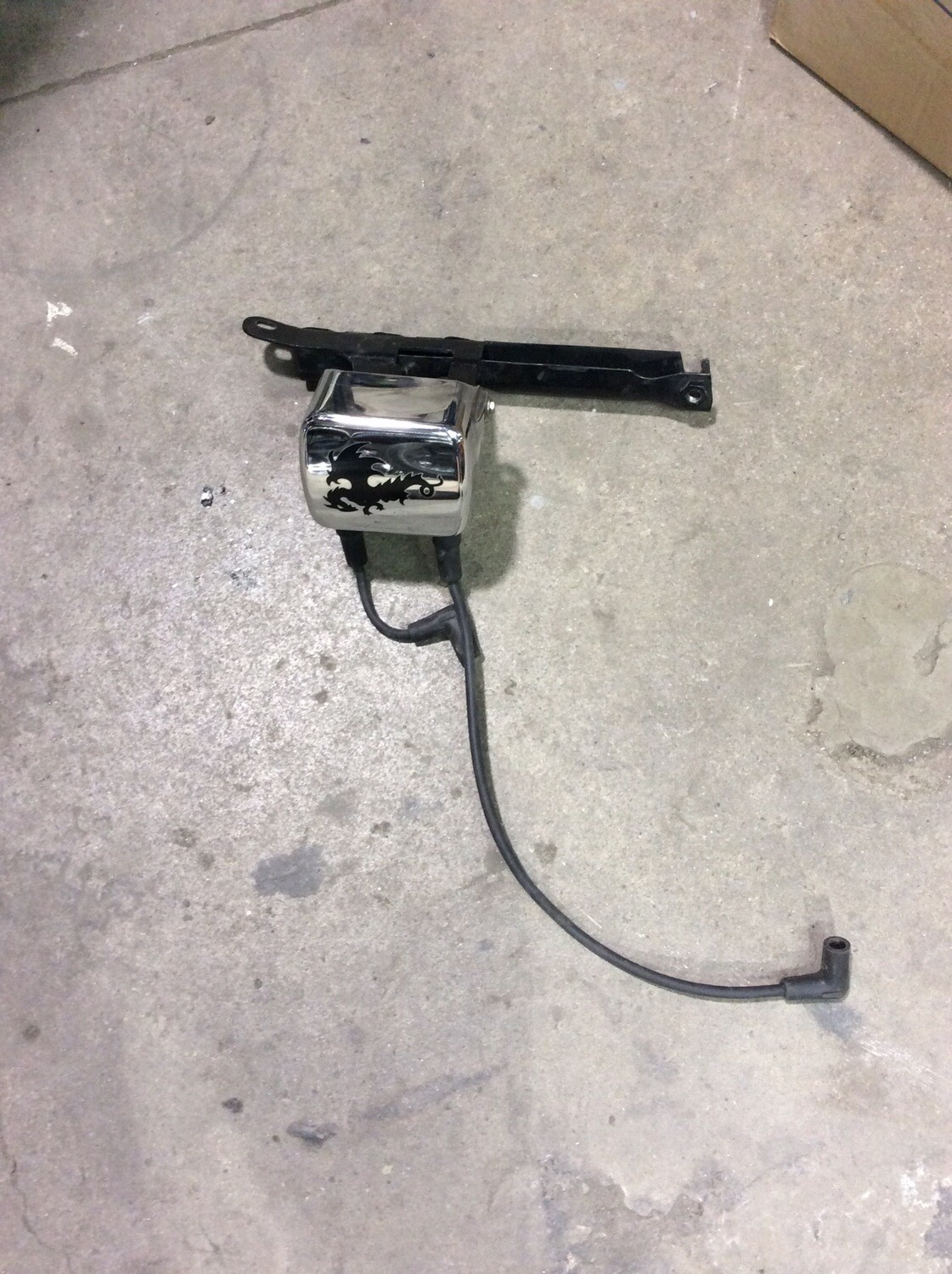 2003 HARLEY SOFTAIL COIL 31655-99 WITH COVER & PLUG WIRES & MOUNT BRACKET 48868-00