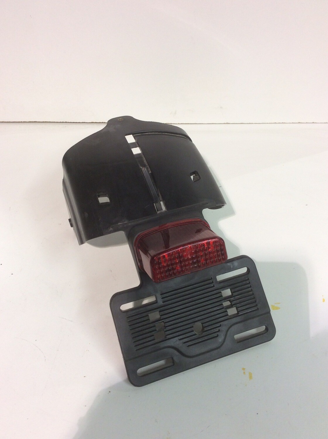 HARLEY DAVIDSON LICENSE PLATE ASSEMBLY OEM PART NUMBER 67900126 488509 DYNA FXDB FLST