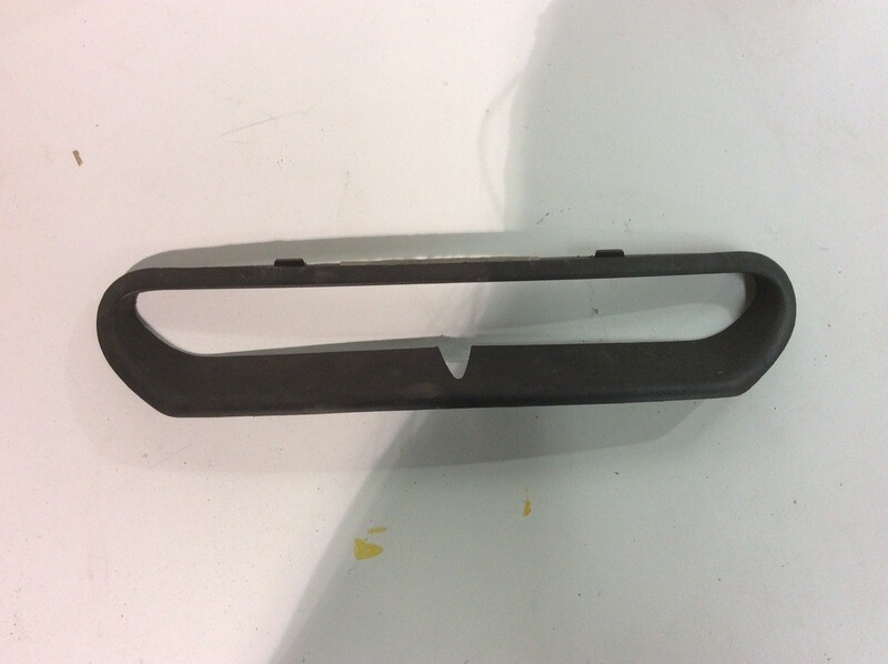 2014 - 2017 HARLEY DAVIDSON OEM OUTER FAIRING AIR DUCT BEZEL 29200007