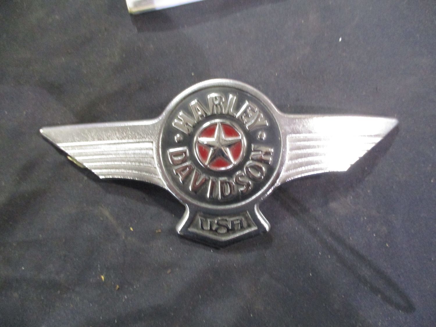 HARLEY TANK EMBLEM OEM  RIGHT SIDE 61264-10R MEDALLION EMBLEM - USED