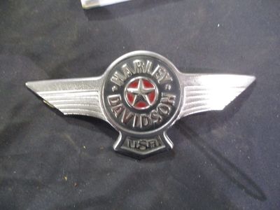 HARLEY TANK EMBLEM OEM  RIGHT SIDE 61264-10R MEDALLION EMBLEM - USED