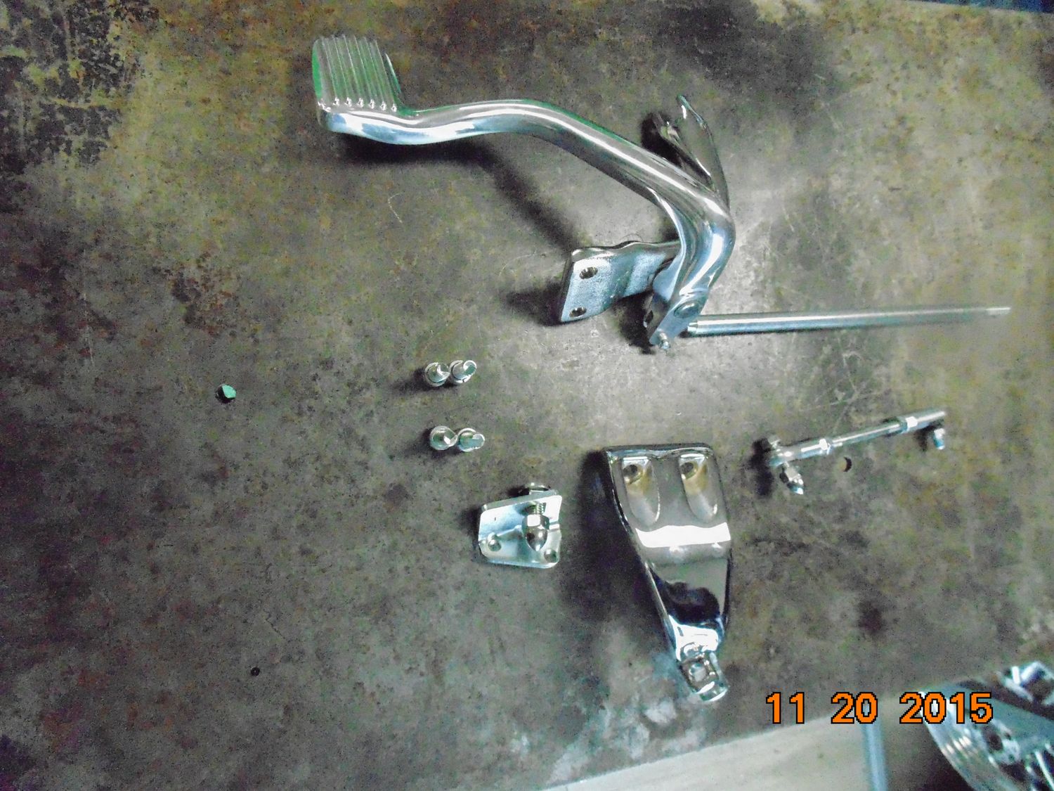 1991 - 2005 HARLEY DAVIDSON DYNA OEM CHROME MID CONTROLS WITH MOUNTING HARDWARE