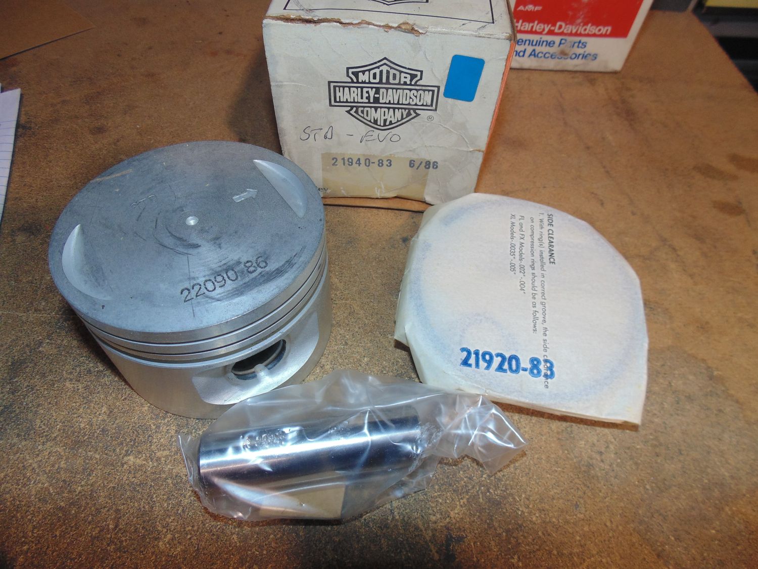 Harley Davidson Genuine NOS Piston & Ring Assembly 21940-83 STD