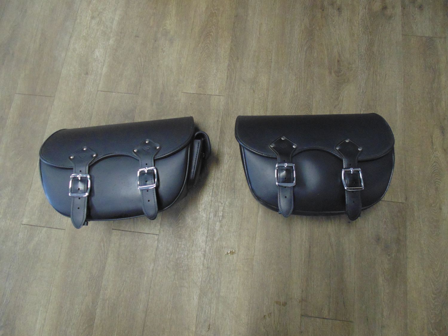 Harley Davidson Detachable Leather Saddlebags - Softail Slim and Blackline Models - 90200678 - take offs Harley Davidson Detachable Leather Saddlebags - Softail Slim and Blackline Models - 90200678 - take offs