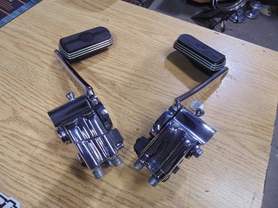 Harley Adjustable Auxiliary Passenger Footpeg Mounts 54157-10 w/ H-D Burst Footpegs 50500367