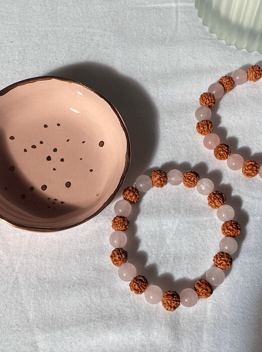 Pulseira Rudraksha  Quartzo Rosa.