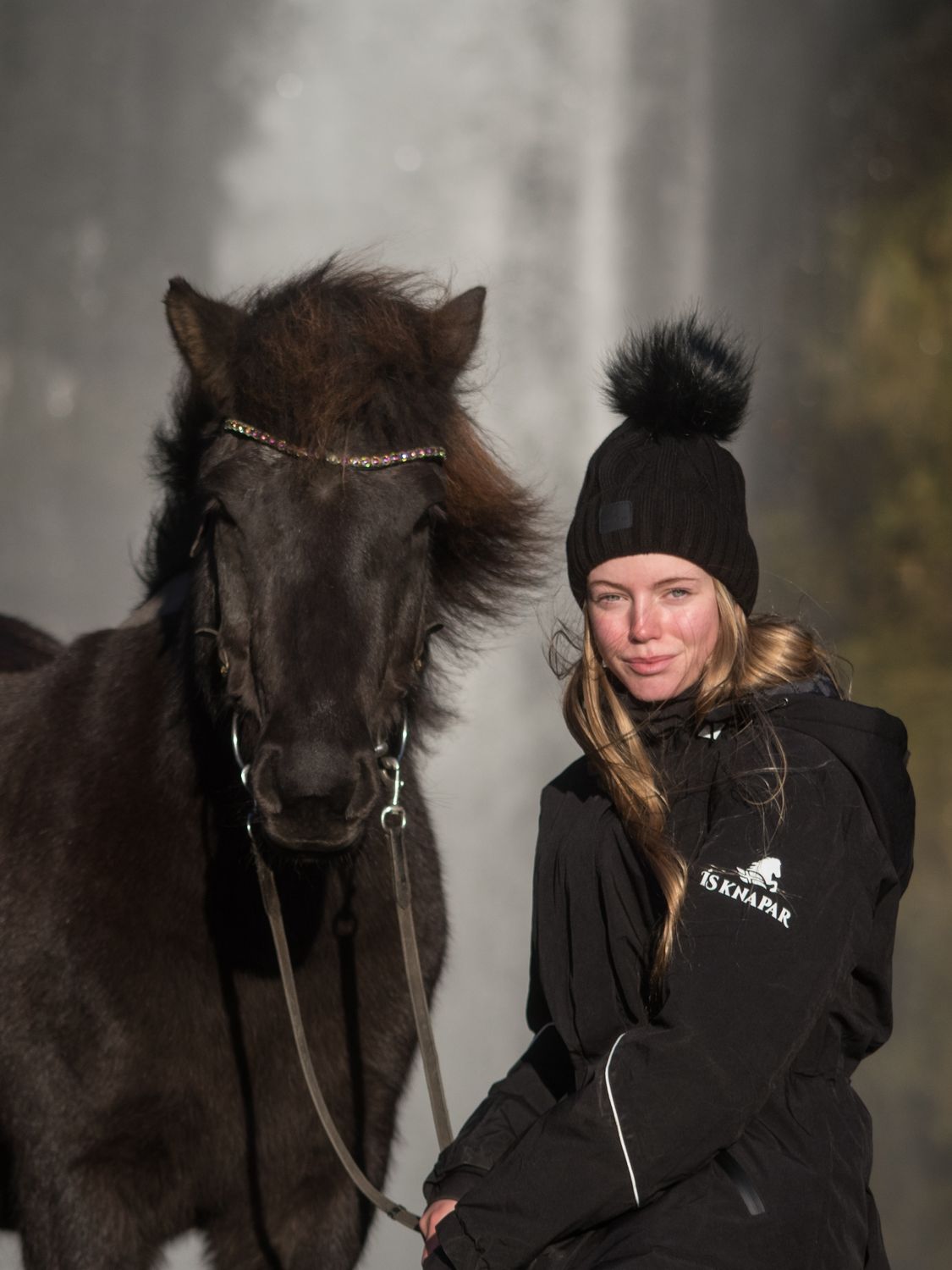 POMPOM - stylish hat with pompom, warm and cuddly