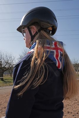 FÁNA - Zipperhoodie mit Islandflagge auf der Kapuze!