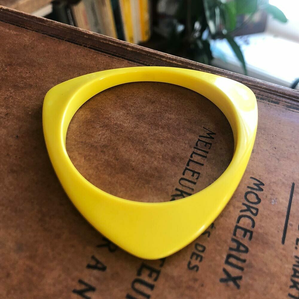 Желтый браслет из пластика