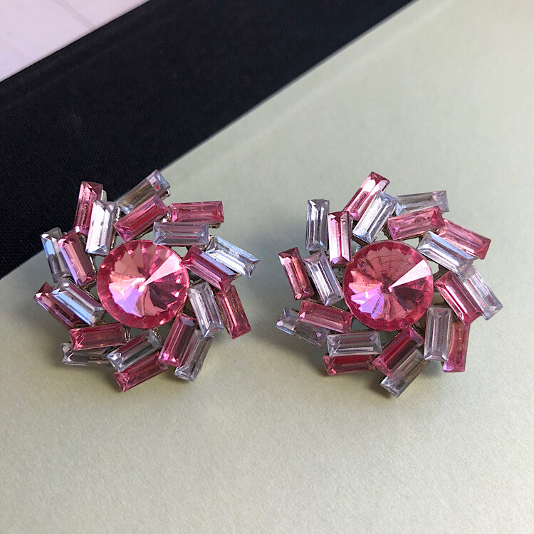 Бело-розовые винтажные клипсы с кристаллами