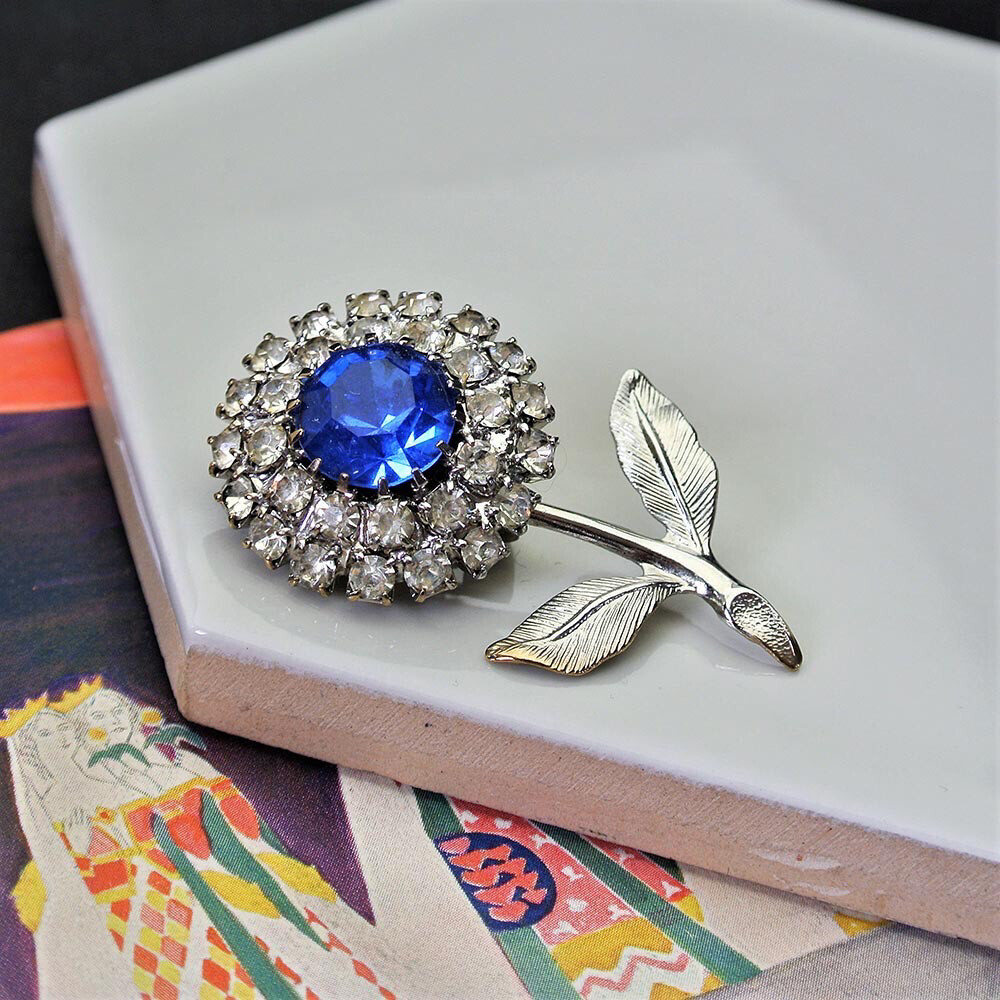 Винтажная брошь-цветочек с синим кристаллом