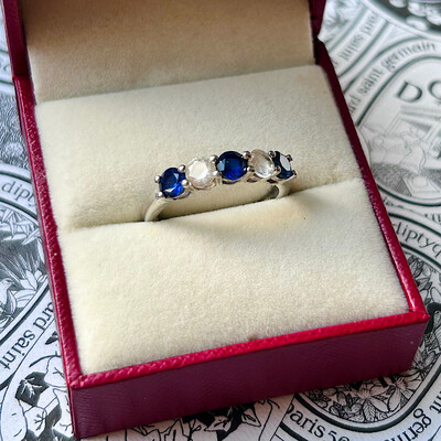 Серебряное кольцо с синими и прозрачными цирконами