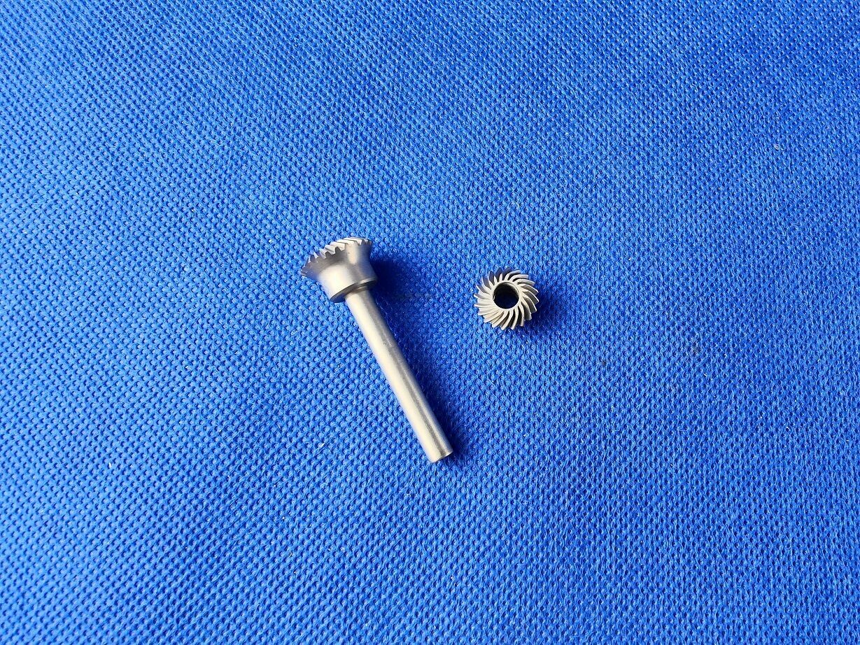#0403; Eingangswelle mit Ritzel 24/20 Z im Satz i=1,2