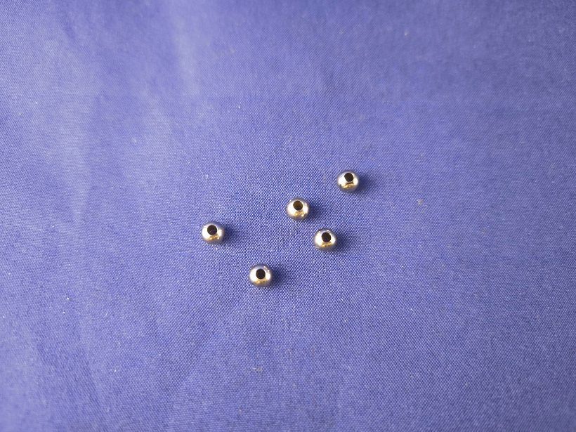 #1057-P-5;   Kugel ø4,8mm mit Loch ø2mm  (5 Stück)