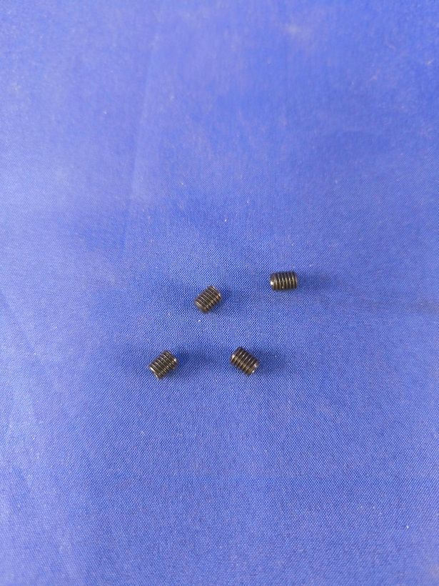 #5030-M-4;   Stiftschraube M5 x 6 für Mehrblattrotorkopfzentralstück  (4 Stück)