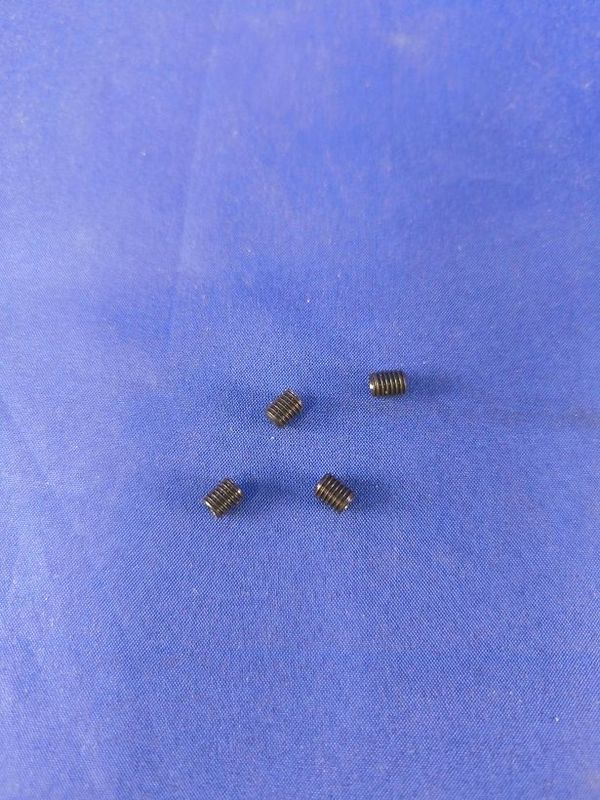 #5030-M-4;   Stiftschraube M5 x 6 für Mehrblattrotorkopfzentralstück  (4 Stück)