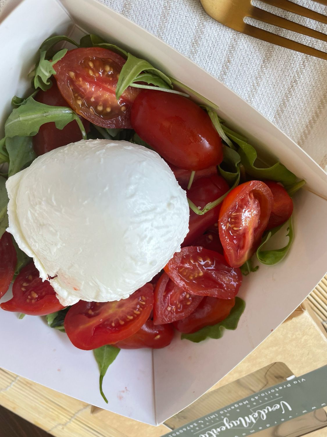 Burratina affumicata tiepida crudo di pomodori e basilico