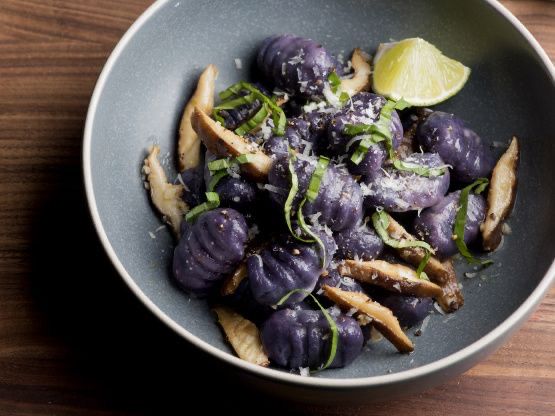 Gnocchi di patate con salsa gorgonzola e funghi porcini